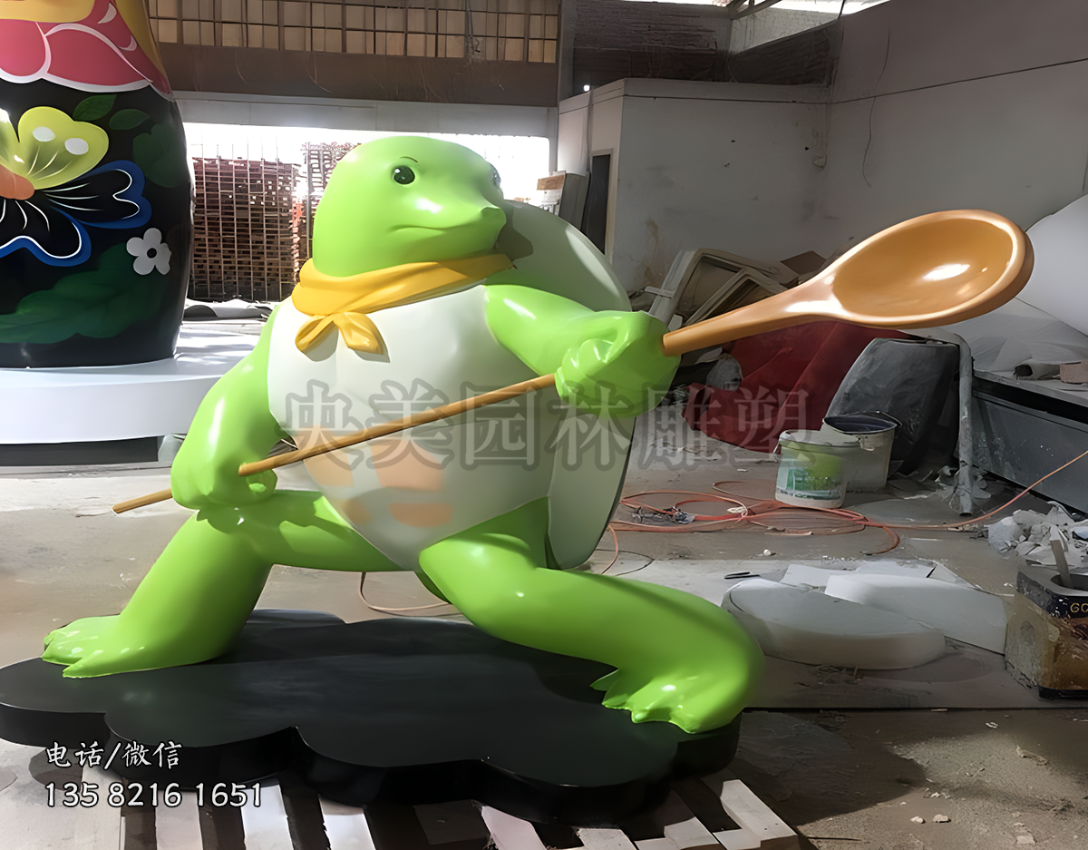 功夫龜，雙手拿勺子的卡通烏龜造型雕塑