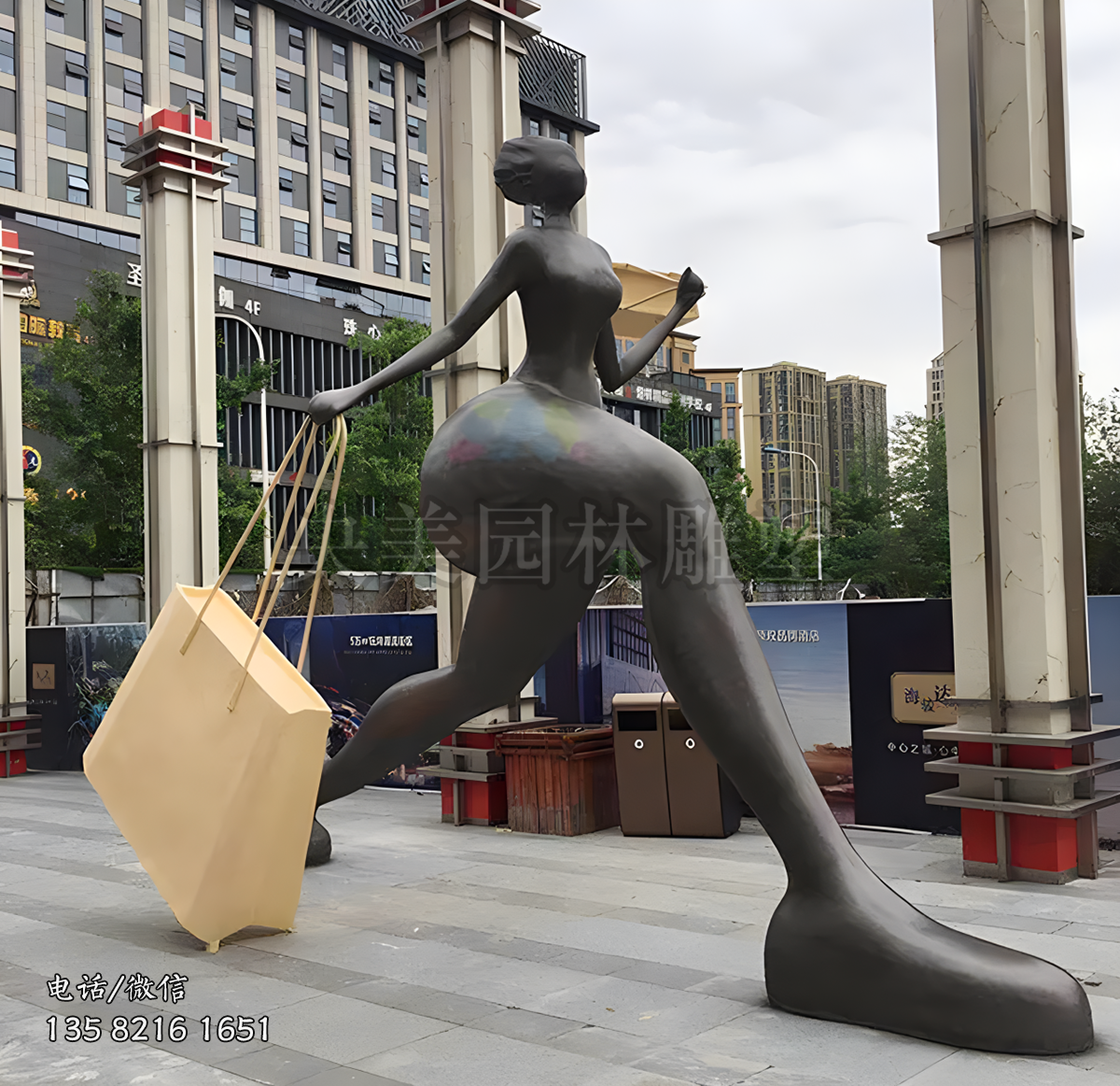 手提購(gòu)物袋的胖女人銅雕